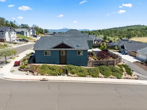 1008 Azure Way Eagle Point OR 97524