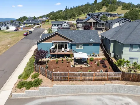 1008 Azure Way Eagle Point OR 97524