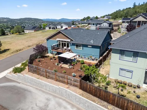 1008 Azure Way Eagle Point OR 97524
