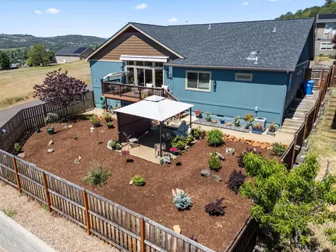 1008 Azure Way Eagle Point OR 97524