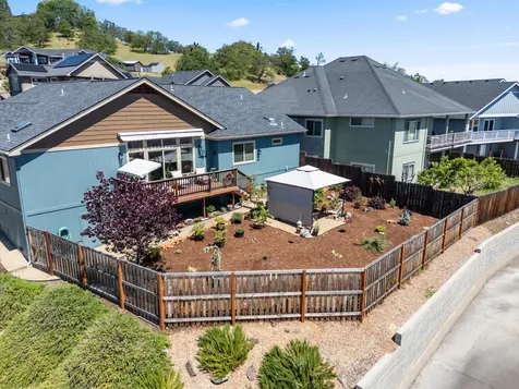 1008 Azure Way Eagle Point OR 97524
