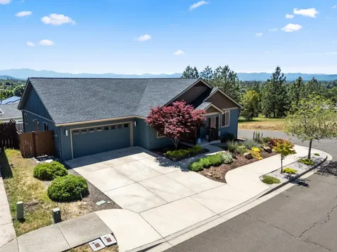 1008 Azure Way Eagle Point OR 97524