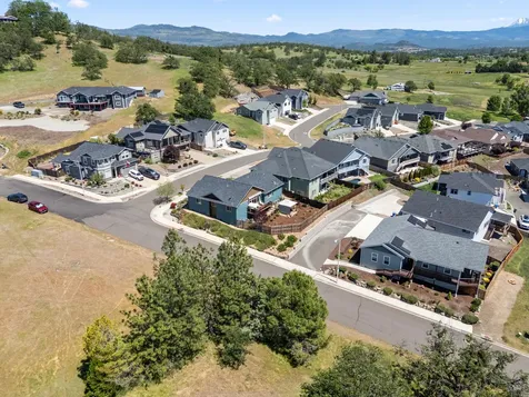 1008 Azure Way Eagle Point OR 97524