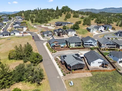1008 Azure Way Eagle Point OR 97524