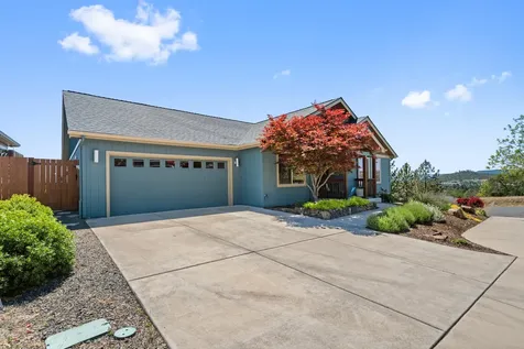 1008 Azure Way Eagle Point OR 97524