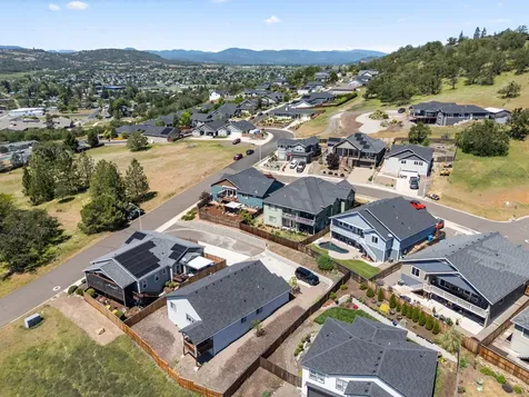 1008 Azure Way Eagle Point OR 97524
