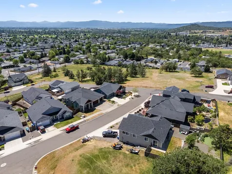 1008 Azure Way Eagle Point OR 97524