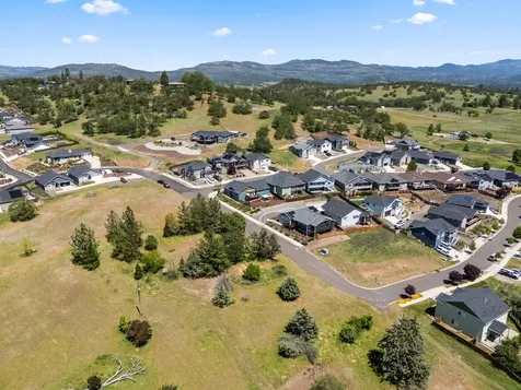 1008 Azure Way Eagle Point OR 97524