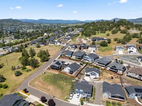 1008 Azure Way Eagle Point OR 97524
