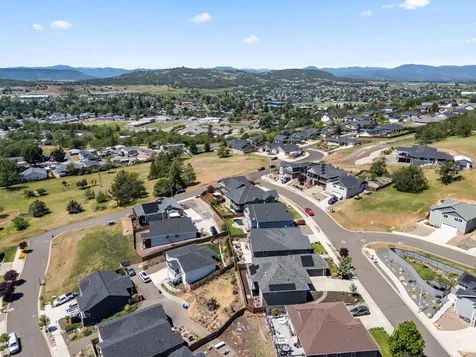 1008 Azure Way Eagle Point OR 97524