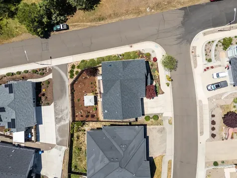 1008 Azure Way Eagle Point OR 97524
