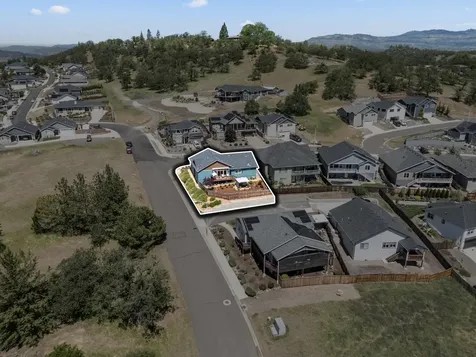 1008 Azure Way Eagle Point OR 97524