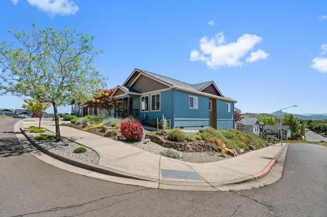 1008 Azure Way Eagle Point OR 97524
