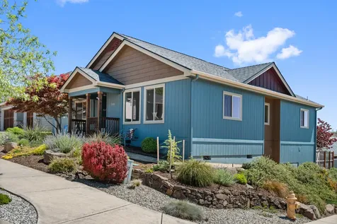 1008 Azure Way Eagle Point OR 97524