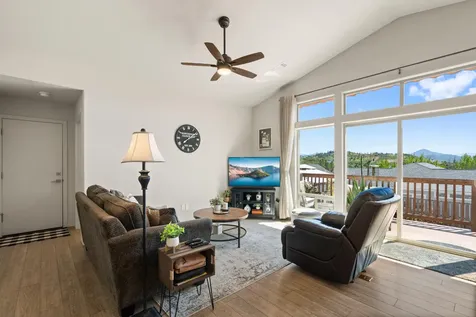 1008 Azure Way Eagle Point OR 97524