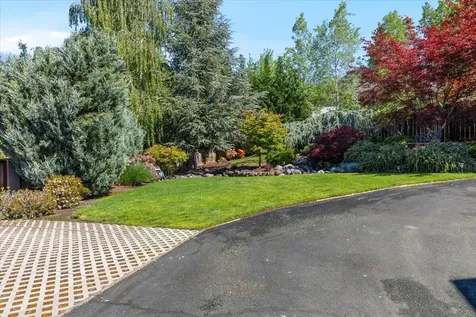 1527 Pebble Beach Court Medford OR 97504