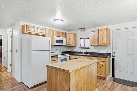 1741 Rogue River Highway Grants Pass OR 97527