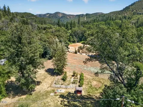 1943 Wards Creek Road Rogue River OR 97537