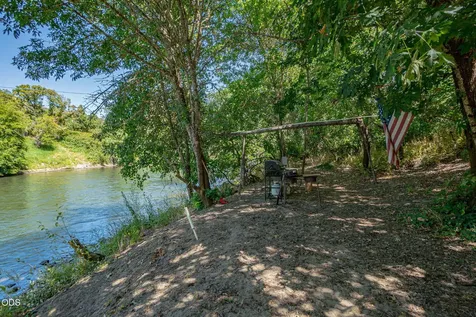 1800 Lampman Road Gold Hill OR 97525