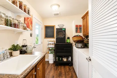 1800 Lampman Road Gold Hill OR 97525