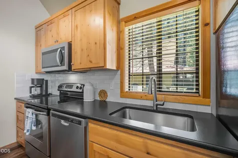 57499 Circle Four Lane Sunriver OR 97707