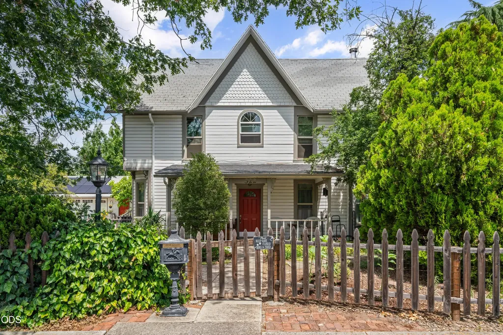 322 N 3rd Street Central Point OR 97502