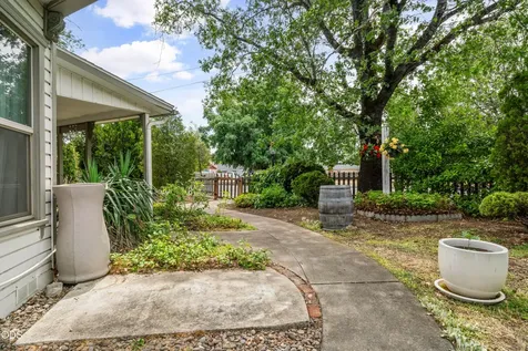322 N 3rd Street Central Point OR 97502