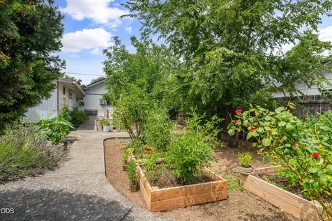322 N 3rd Street Central Point OR 97502