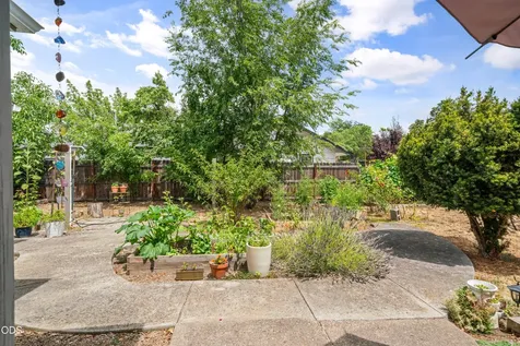 322 N 3rd Street Central Point OR 97502