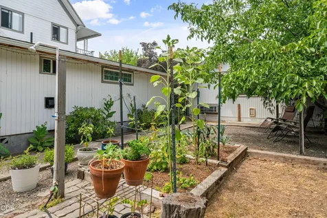 322 N 3rd Street Central Point OR 97502