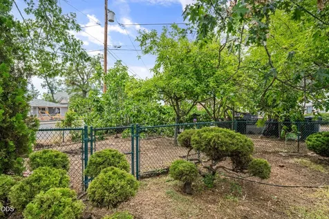 322 N 3rd Street Central Point OR 97502