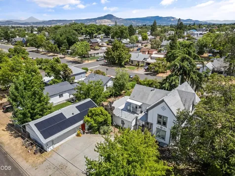 322 N 3rd Street Central Point OR 97502