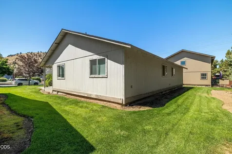 726 NE Savannah Drive Bend OR 97701