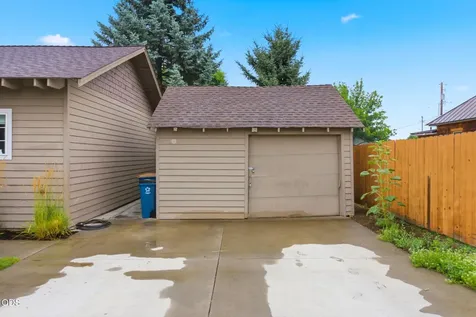 327 NW Elm Avenue Redmond OR 97756