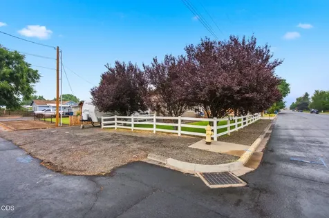 327 NW Elm Avenue Redmond OR 97756