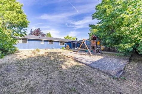 832 La Loma Drive Medford OR 97504