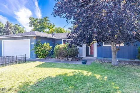 832 La Loma Drive Medford OR 97504