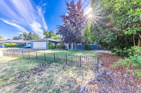 832 La Loma Drive Medford OR 97504