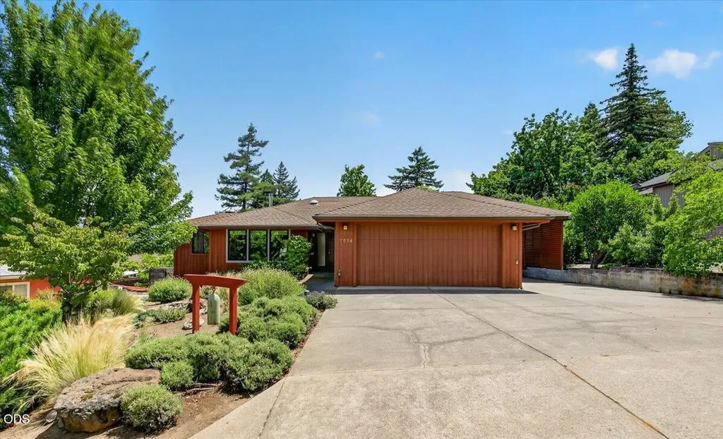 1056 Beswick Way Ashland OR 97520