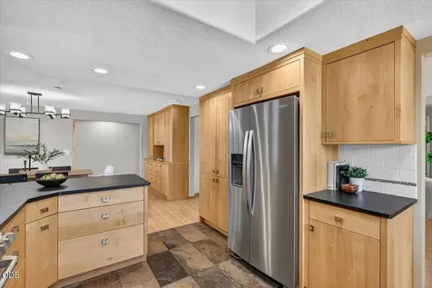 1056 Beswick Way Ashland OR 97520