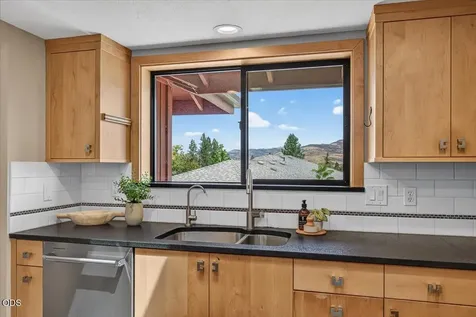 1056 Beswick Way Ashland OR 97520