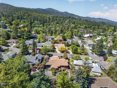 1056 Beswick Way Ashland OR 97520