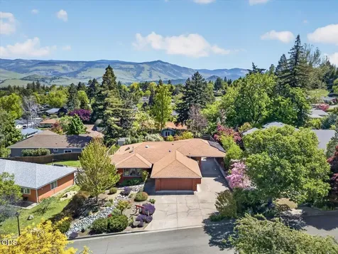 1056 Beswick Way Ashland OR 97520