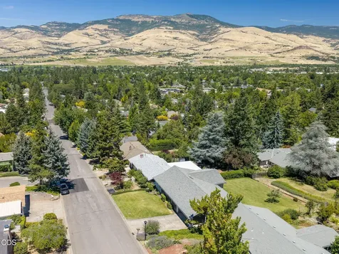1150 Hillview Drive Ashland OR 97520