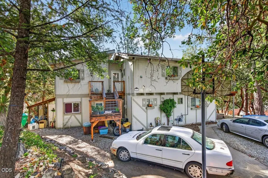 1277 N 5th Avenue Gold Hill OR 97525