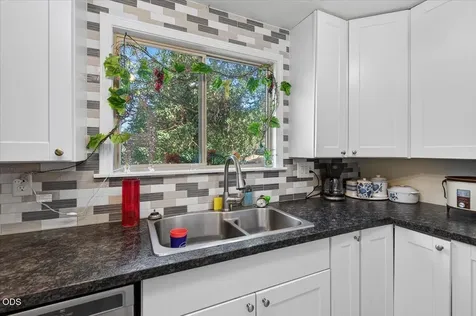 1277 N 5th Avenue Gold Hill OR 97525