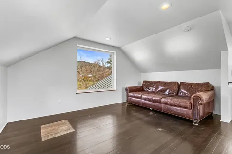 593 Crowson Road Ashland OR 97520
