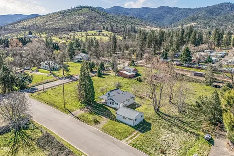 593 Crowson Road Ashland OR 97520
