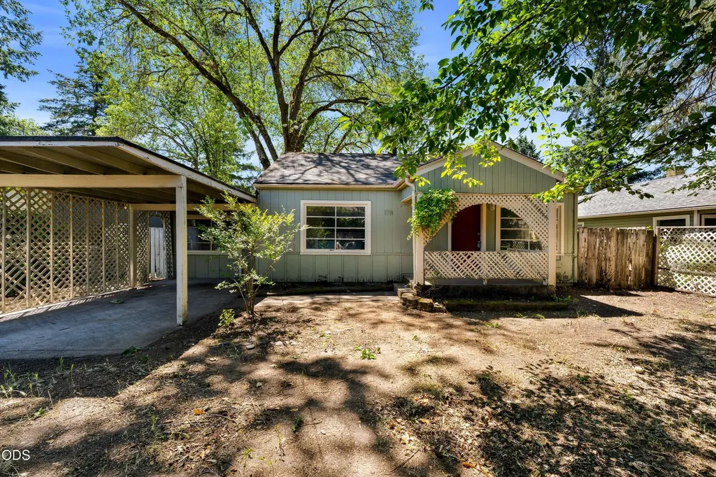 1711 SW J Street Grants Pass OR 97526