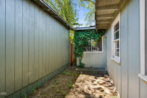 1711 SW J Street Grants Pass OR 97526